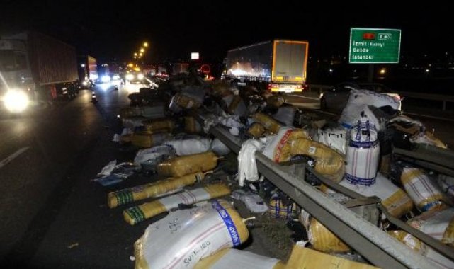 TEM'de TIR'ın yükü yola saçılıp, aydınlatma direğini devirdi: 3 yaralı