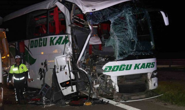 TEM'in Bolu geçişinde yolcu otobüsü ile tır çarpıştı: 1'i ağır 18 yaralı