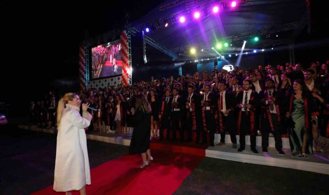 Tıp Fakültesi'nden 278 öğrenci yemin ederek hekim oldu