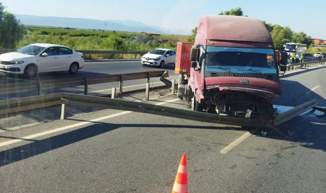 Tır refüje çarpıp, karşı şeride geçti: 1 yaralı