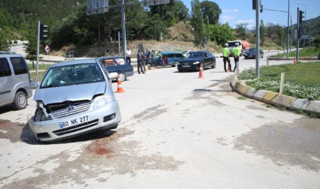 Tokat'ta 'kırmızı ışık ihlal' kazası; 4 yaralı