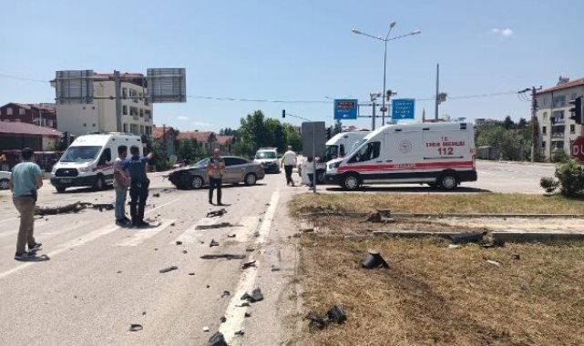 Tokat'ta kavşakta 2 otomobil çarpıştı: 7 yaralı