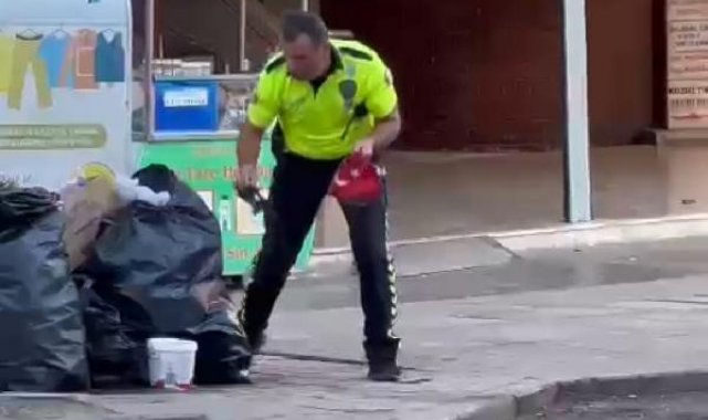 Trafik polisinden Türk bayrağı hassasiyeti; o anlar kamerada