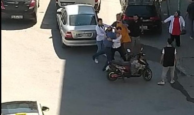 Trafikte yumruk yumruğa kavga kamerada