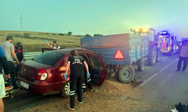 Traktöre arkadan çarpan otomobildeki 2 kişi öldü