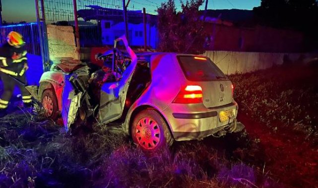 Traktöre çarpan otomobildeki gurbetçi çift öldü; aileden 2 kişi de ağır yaralı