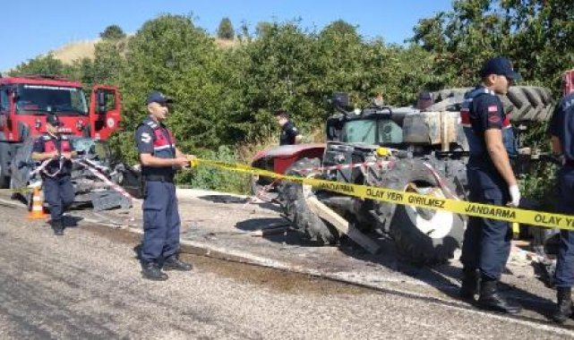 Traktöre çarpan otomobilin sürücüsü öldü
