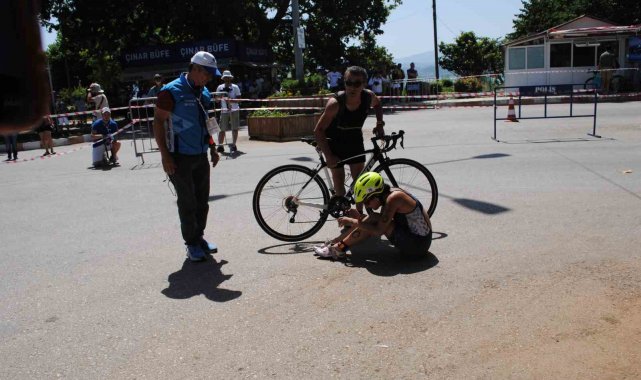 Triatlon yarışlarında bisikletten düşen kadın sporcu gözyaşlarına boğuldu