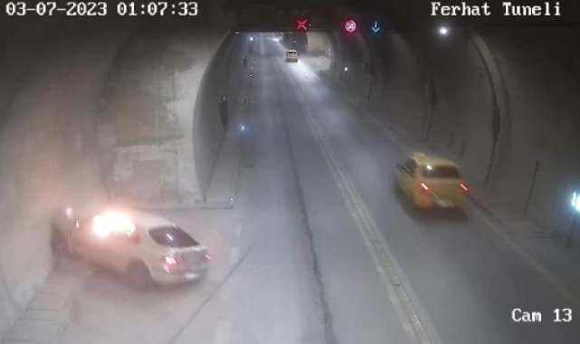 Tünelde sollama yaparken otomobil duvara çarptı