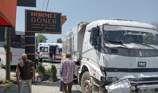 Turistleri taşıyan midibüse hafriyat kamyonu çarptı: 8 yaralı