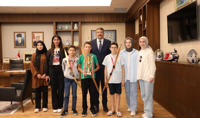 Türkiye ikincisi olan okçuları tebrik etti