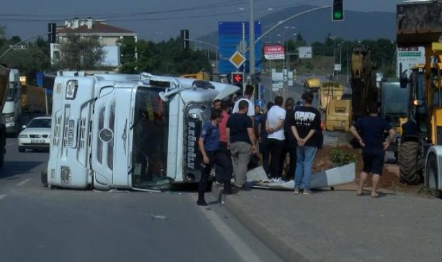 Tuzla'da hafriyat kamyonu devrildi