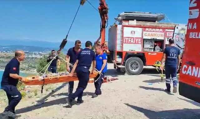 Uçurumda mahsur kalan paraşütçüyü, itfaiye kurtardı