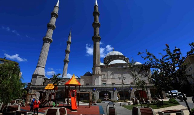 Ulu Cami Kütüphanesi dolup taşıyor