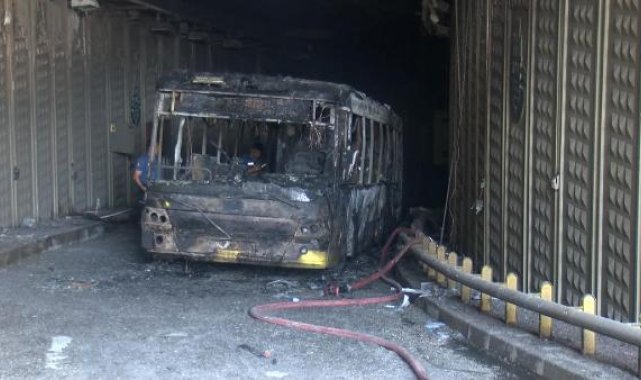 -Ümraniye'de alt geçitte iett otobüsü alev alev yandı