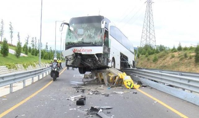 Ümraniye'de otobüs bariyerlerde asılı kaldı