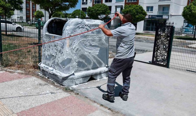 Uşak'ta çöp konteynerleri dezenfekte ediliyor