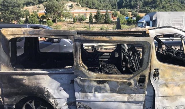 Uşak'ta kaza yapan araç alev alev yandı