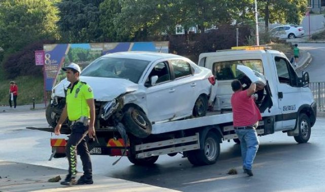 Üsküdar'da otomobil kaldırıma çarparak savruldu: 3 yaralı