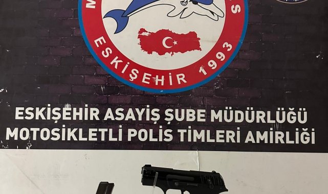 Üzerlerinde tabanca ve motosiklet ele geçirilen 3 şahıstan biri tutuklandı