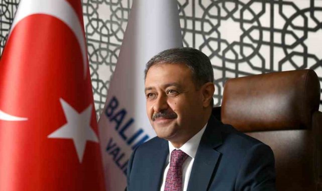 Vali Hasan Şıldak vatandaşları bayraklarıyla meydanlara çağırdı