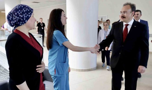 Vali Kızılkaya hastane personeliyle bir araya geldi