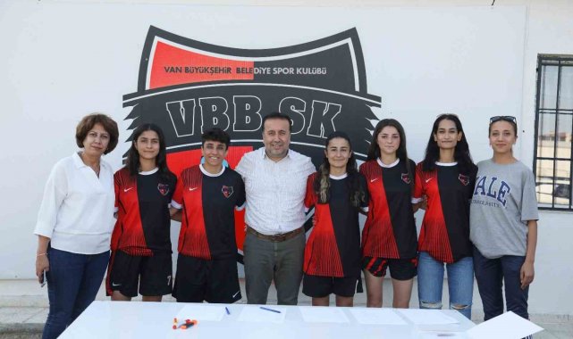 Van Büyükşehir Belediyespor Kadın Futbol Takımında toplu imza töreni