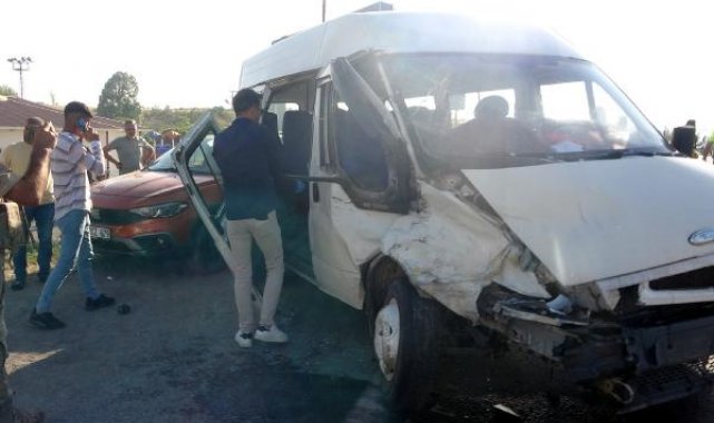 Van'da 3 aracın karıştığı kazada 19 yaralı