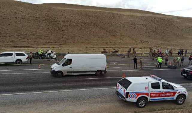 Van'da otomobil ile askeri araç çarpıştı: 1 ölü, 1'i ağır 13 asker yaralı