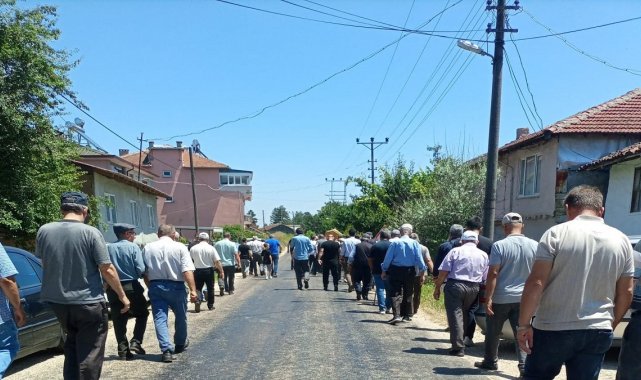 Vatandaşlar cenazelerini eriyen ziftler sebebi ile mezarlığa güçlükle götürdü