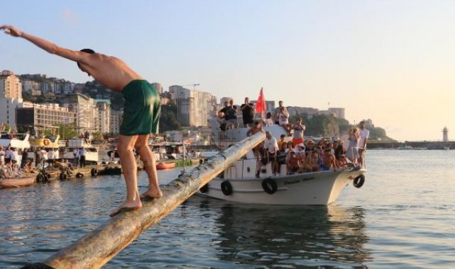 Yağlı direk yarışmasını kazanana 5 bin lira ödül
