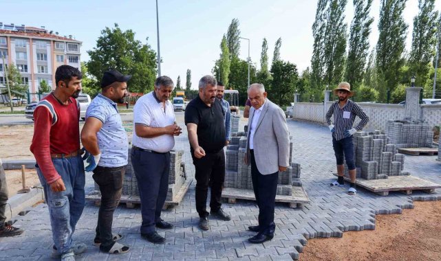 Yahyalı'da yeni açılan yollara parke döşeniyor