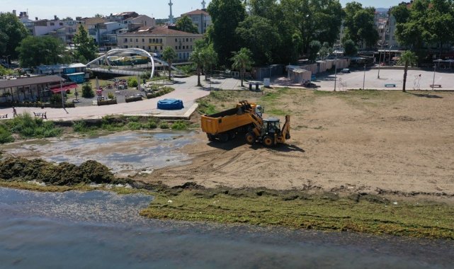 Yalova'da lodos sonrası yosunlar kaplanan kıyı şeridi temizlendi