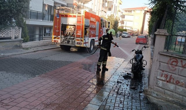 Yanan motosiklet hurdaya döndü