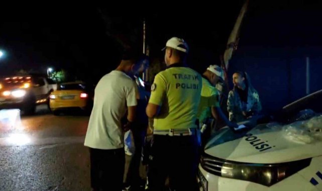 Yasa dışı kesici alet satmaktan aranan şahıs trafik uygulama noktasında yakalandı