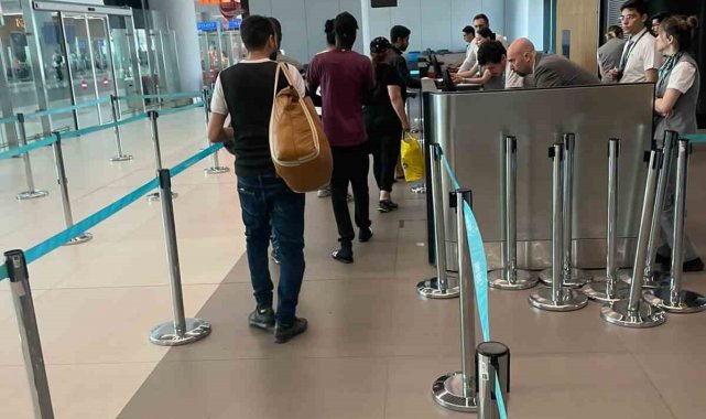 Yasa dışı yollarla ülkeye giren 12 düzensiz göçmen sınır dışı edildi