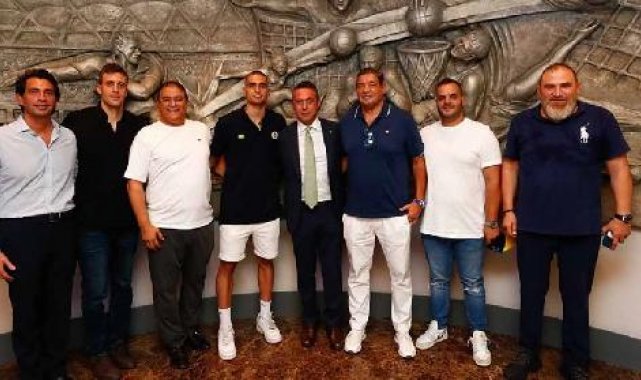 Yeni transfer Yam Madar, başkan Ali Koç ve yöneticilerle buluştu