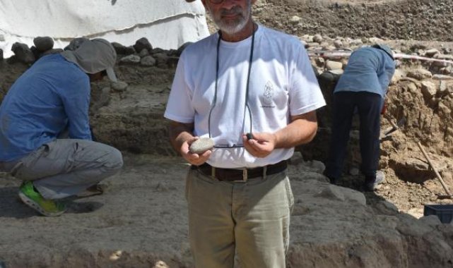 Yeşilova Höyüğü'nde bu yılın ilk kazılarında 8 bin yıllık 'sayı taşı' ve 'balta' bulundu