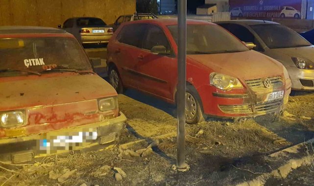 Yol kenarında çıkan ot yangınında park halindeki araçlar zarar gördü