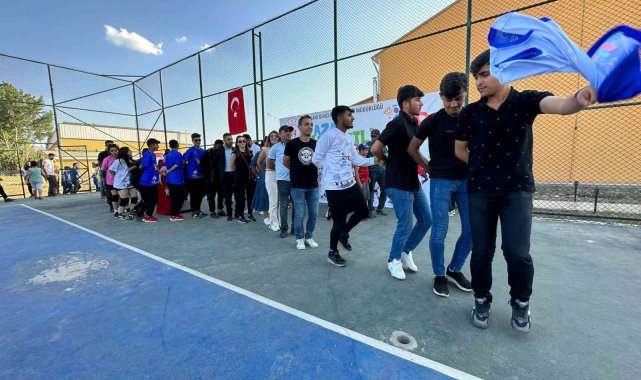 Yüksekova'da yaz spor okulları halaylarla başladı