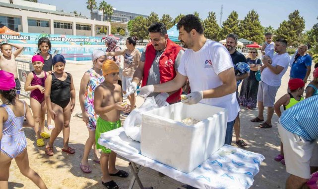 Yüzme kursu öğrencilerine limonlu dondurma sürprizi