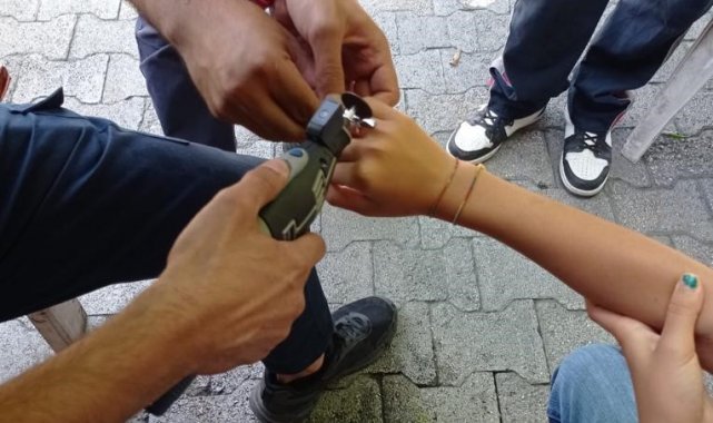 Yüzük çıkmayınca imdada itfaiye ekipleri yetişti