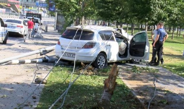 Zeytinburnu'nda bariyerleri aştı; ağaca çarparak durabildi