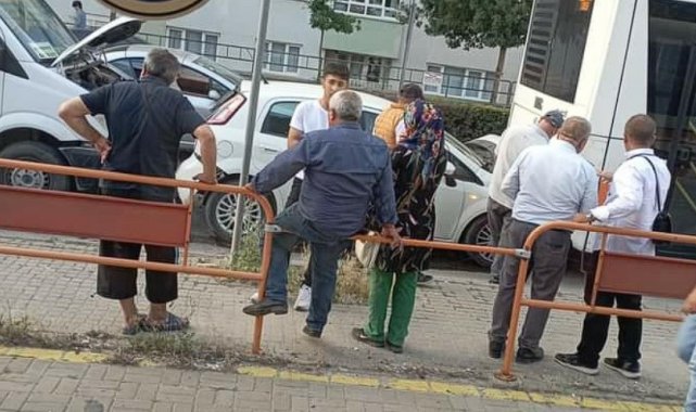 Zincirleme kazada 3 aracın arasında kalan otomobil sıkıştı