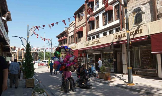 100 yıldan fazla geçmişe sahip tarihi Uzun Çarşı'da başlatılan restorasyon sona erdi