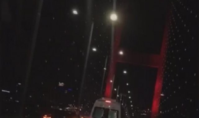 15 Temmuz Şehitler Köprüsü'nün ortasında camdan sarkıp tartıştığı şoföre vurmaya çalıştı