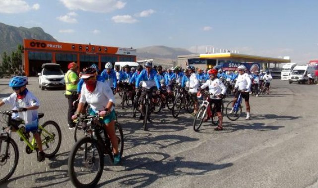 250 bisikletçi, Van Gölü'ne dikkat çekmek için Bitlis'e geldi