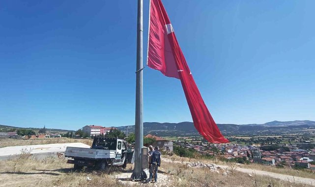 30 metre yükseklikte dalgalanan Türk bayrağı yenilendi