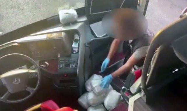 'Aşil' tepki verdi, yolcu otobüsünün içecek dolabından 9 kilo esrar çıktı