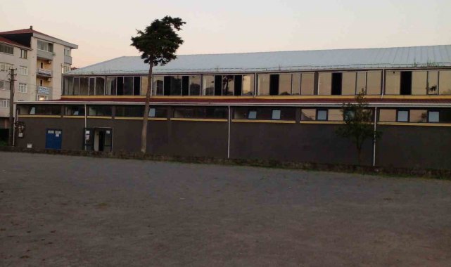 45 yıllık spor salonunun zeminin yenilenmesini bekliyorlar